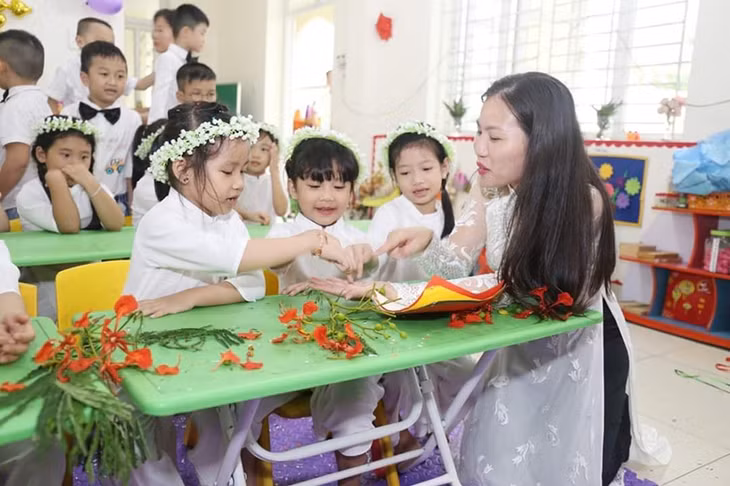 Cô giáo Trần Hải Ngọc (Trường Mầm non Quang Hanh, TP Cẩm Phả) trong tiết dạy âm nhạc cho học sinh.