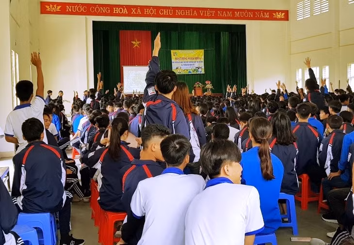 Trung tâm Y tế huyện Đầm Hà tổ chức nói chuyện chuyên đề về mất cân bằng giới tính khi sinh trong các trường học trên địa bàn.
