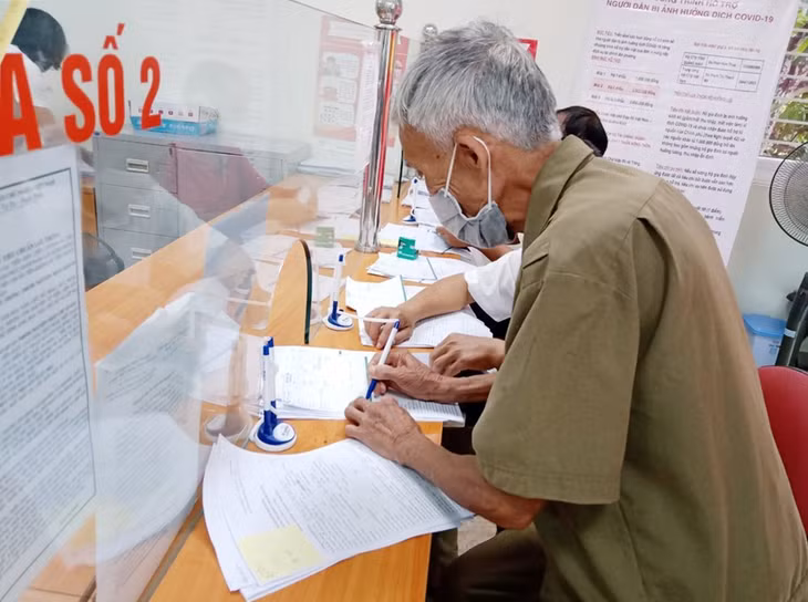 Người dân xã Liên Hòa nhận tiền hỗ trợ ảnh hưởng của dịch Covid-19 tại Phòng giao dịch Ngân hàng Agribank Chi nhánh Quảng Yên, tháng 8/2020.