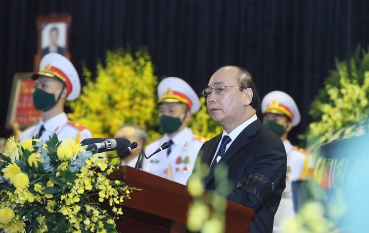 Thủ tướng Chính phủ Nguyễn Xuân Phúc đọc lời điếu tại lễ truy điệu nguyên Tổng Bí thư Lê Khả Phiêu. - Ảnh: VGP/Nhật Bắc