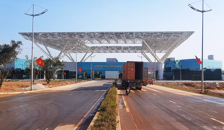 Hoạt động xuất nhập khẩu tại khu vực cửa khẩu cầu Bắc Luân II.