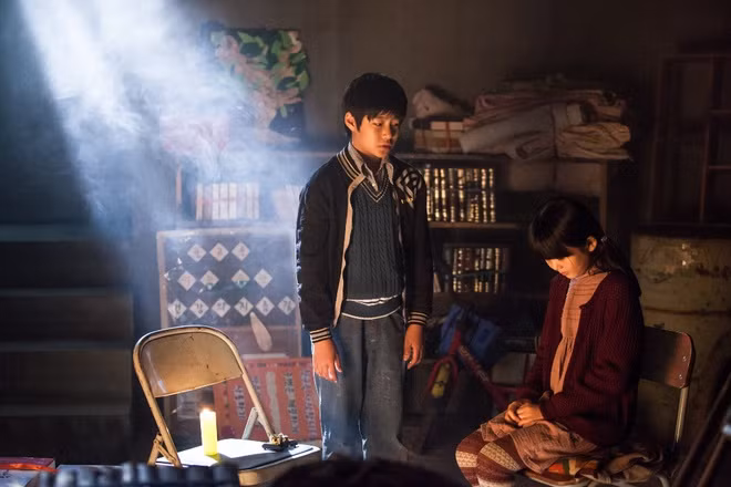 Một cảnh trong phim tại cô nhi viện ucar cặp bạn thân Cha Young và Lee Ki Hyun