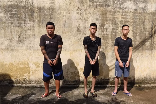 Các bị can Tuấn, Khanh, Thái tại Cơ quan CSĐT Công an huyện Bình Xuyên.