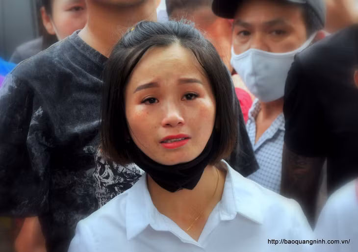 Người vợ trẻ không cầm được nước mắt khi nhìn thấy bóng dáng chồng bước ra từ phía bên cánh cổng trại giam.
