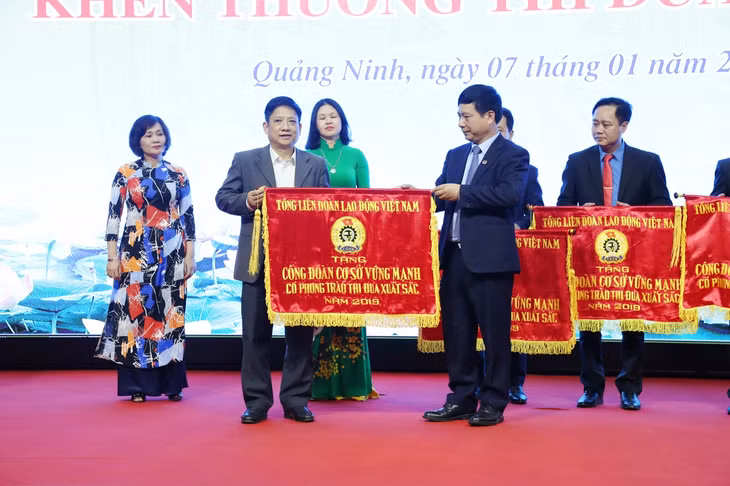  Công đoàn Bệnh viện Đa khoa tỉnh nhận Cờ thi đua xuất sắc của Tổng LĐLĐ Việt Nam năm 2019.