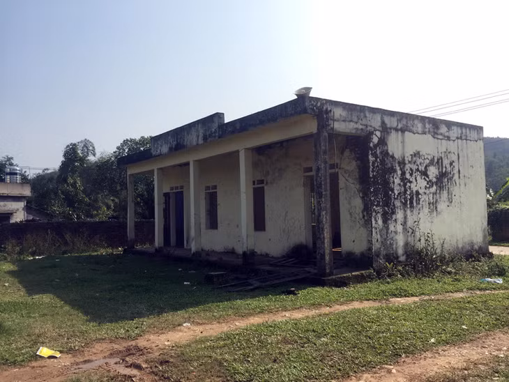 Không có điện, nước, công trình vệ sinh, 5 năm nay nhà văn hóa bản Nà Lý bị bỏ hoang đồng nghĩa với việc người dân bản Nà Lý không có nơi sinh hoạt.