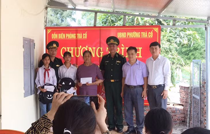 Đồn Biên phòng Trà Cổ trao tiền hỗ trợ cho gia đình và trao học bổng cho hai em Lý Thị Ngọc và Vi Thị Lan Anh, học sinh Trường THCS Trà Cổ (TP Móng Cái). Ảnh: Thế Thảo