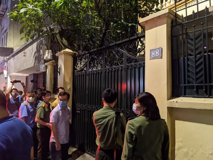 Cơ quan chức năng có mặt tại nhà riêng ông Nguyễn Đức Chung ở 88 Trung Liệt, quận Đống Đa, TP Hà Nội để khám xét theo lệnh đã được phê chuẩn.