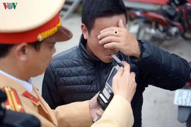  CSGT xử lý vi phạm nồng độ cồn.