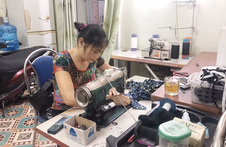 Chị Phạm Thị Nhàn, tổ 1, khu Long Thạch B, phường Cẩm Thạch, TP Cẩm Phả, 50 tuổi làm nghề may quần áo thuê