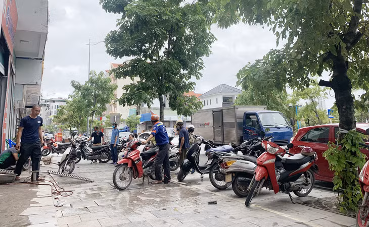 Người dân ở Khu vực Cái Dăm, phường Bãi Cháy ngang nhiên lấn chiếm hành lang ATGT. Ảnh chụp ngày 16/8