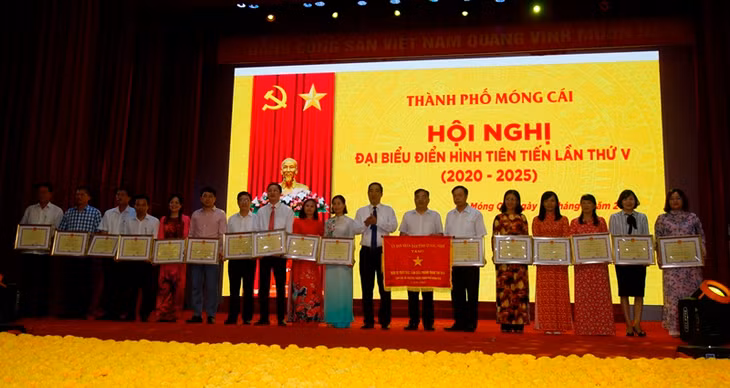 Thành phố Móng Cái khen thưởng cho các tập thể, cá nhân có thành tích xuất sắc trong các phong trào thi đua yêu nước.