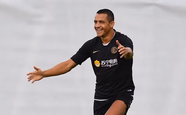  Alexis Sanchez trên sân tập của Inter Milan.