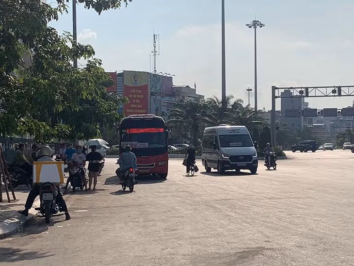 Các phương tiện chạy theo hướng Hạ Long- Đông Triều đỗ thành hàng 2 để đón khách. Ảnh chụp ngày 26/8.