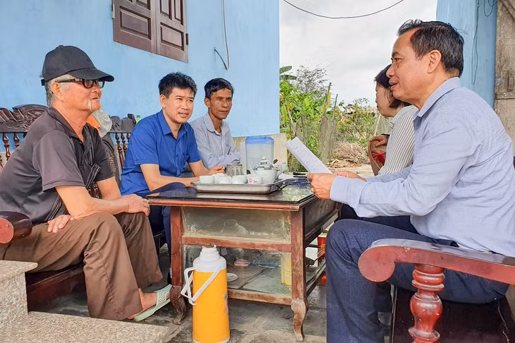 Đoàn công tác MTTQ tỉnh kiểm tra công tác lấy ý kiến đánh giá sự hài lòng của người dân về kết quả xây dựng NTM của TX Quảng Yên, tháng 5/2020.
