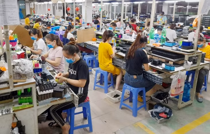 Công nhân Phân xưởng tổng hợp- Công ty TNHH Điện tử Vạn Lực Việt Nam (KCN Cái Lân, TP Hạ Long).