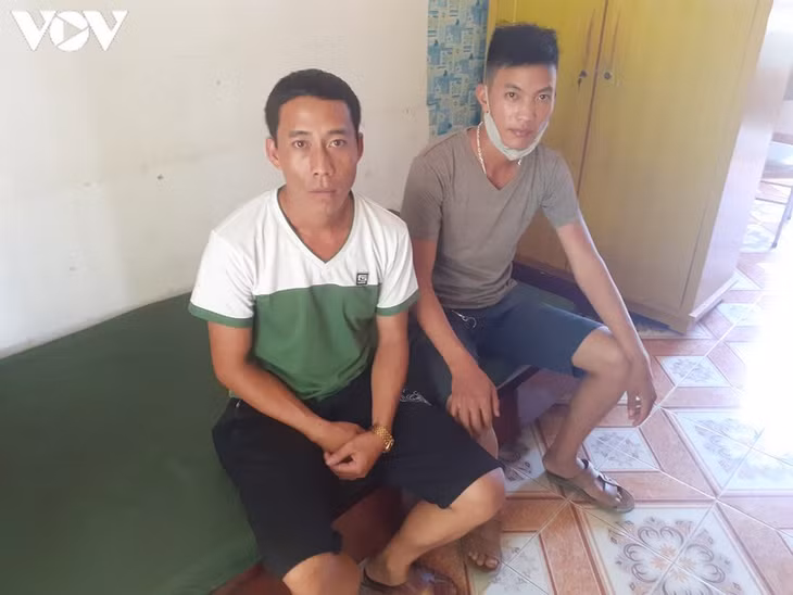 Hai đối tượng Sùng A Chá và Vừ A Mua khi bị phát hiện, bắt giữ.