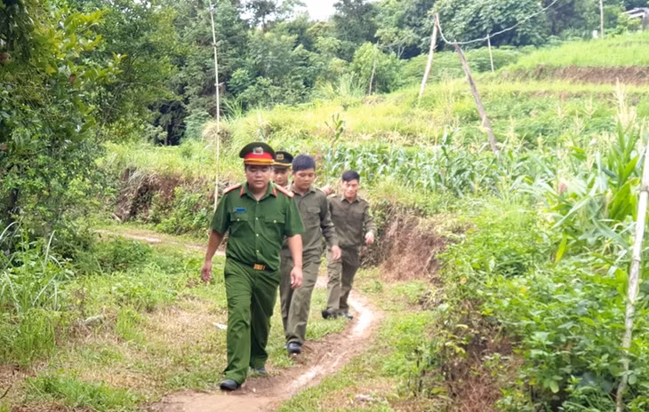 Công an xã Hoành Mô (Bình Liêu) vào từng hộ dân nắm bắt tình hình, tâm tư.
