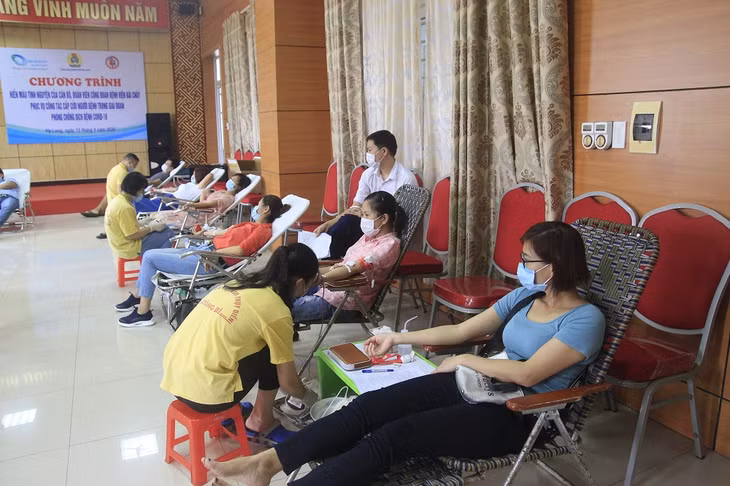Gần 100 cán bộ, đoàn viên thanh niên, đoàn viên công đoàn, tình nguyện viên đã tham gia hiến máu nhân đạo tại Bệnh viện Bãi cháy