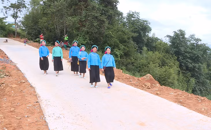 Người dân thôn Ngàn Pạt, xã Tình Húc, huyện Bình Liêu phấn khởi đi trên con đường mới.