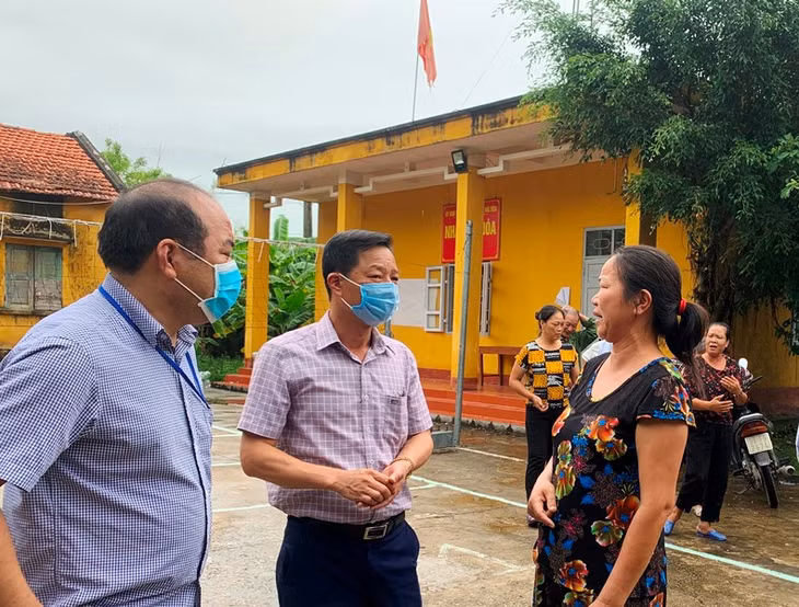 Đồng chí Lê Văn Ánh, Bí thư Thành ủy Móng Cái, kiểm tra thực địa công tác GPMB một số dự án trọng điểm của thành phố. Ảnh: Thu Hằng (Trung tâm TT-VH Móng Cái)