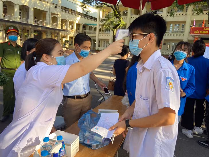 Lực lượng cán bộ y tế và thanh niên tình nguyện phối hợp thực hiện việc phân luồng, 