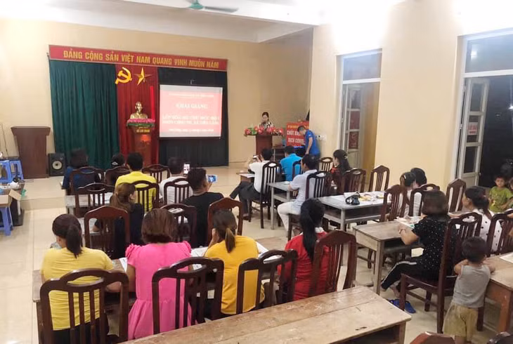 Một lớp xóa mù chữ ở xã Tiên Lãng, huyện Tiên Yên.