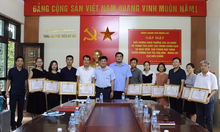 Đồng chí Đỗ Văn Tuấn, Phó Chủ tịch UBND TP Móng Cái trao giấy khen cho 12 đồng chí