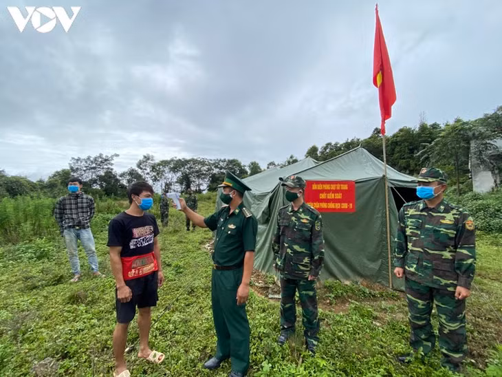 Tổ chốt phòng dịch của Đồn Biên phòng cửa khẩu Quốc tế Tây Trang làm nhiệm tại mốc 113 tuyến biên giới Việt - Lào.