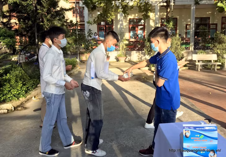 Nhiệm vụ đảm bảo 100% thí sinh khi vào trường thi đều đeo khẩu trang và rửa tay đã được các bạn thanh niên tình nguyện đảm bảo tốt.