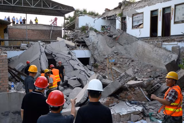 Hiện trường vụ sập nhà hàng 2 tầng ở Sơn Tây, Trung Quốc. (Ảnh: Reuters)