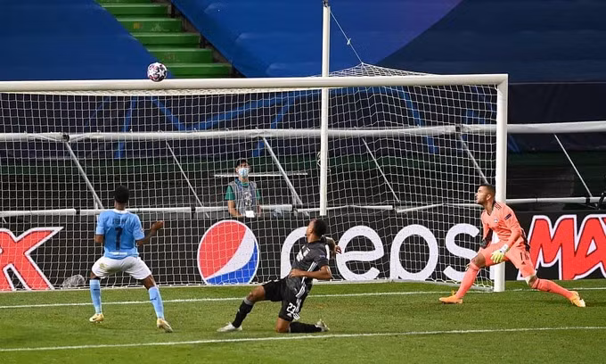 Sterling đệm bóng ra ngoài từ cự ly hơn 5m, khiến Man City lỡ cơ hội gỡ hòa 2-2.