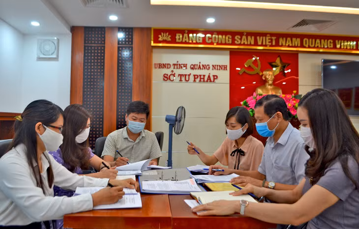 Cán bộ, công chức Sở Tư pháp rà soát các văn bản quy phạm pháp luật.