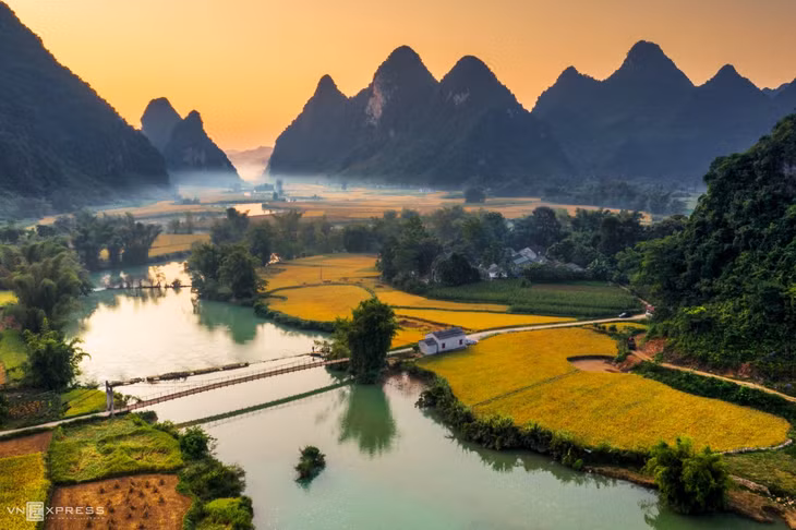 Mùa lúa chín tại Phong Nậm, Cao Bằng. Đầu tháng 10, những ruộng lúa ở đây chín vàng ươm bên dòng sông Quây Sơn. Đoạn đường Trùng Khánh - Phong Nậm dài khoảng 10 km được đánh giá là nơi sở hữu nhiều khung cảnh mùa vàng ấn tượng. Bộ ảnh của nhiếp ảnh gia Cao Kỳ Nhân (quê ở Phú Yên, sống và làm việc tại TP. HCM). Với niềm đam mê nhiếp ảnh, anh thường dành thời gian du lịch, chụp phong cảnh, đặc biệt là nhịp sống miền quê từ bắc vào nam.