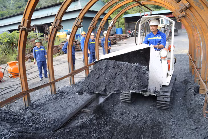 Máy xúc do Công ty than Uông Bí tự chế tạo, nâng cao hiệu quả sản xuất của đơn vị.