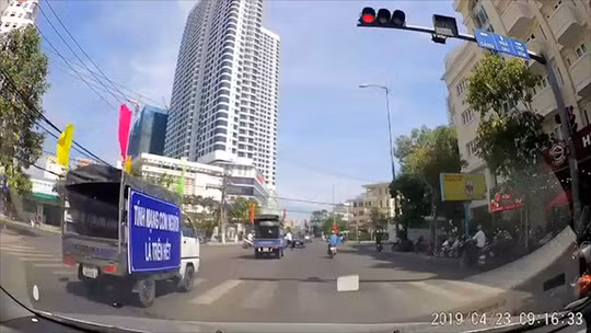 Hình ảnh đoàn xe tuyên truyền về ATGT vượt đèn đỏ được camera hành trình của một xe ô tô ghi lại