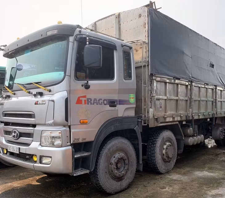 Một trong 8 phương tiện vận chuyển than trái phép bị phát hiện, bắt giữ.