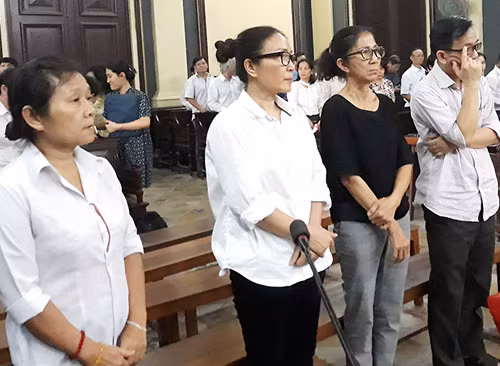 Các bị cáo nghe tuyên án. Ảnh: Hải Duyên.