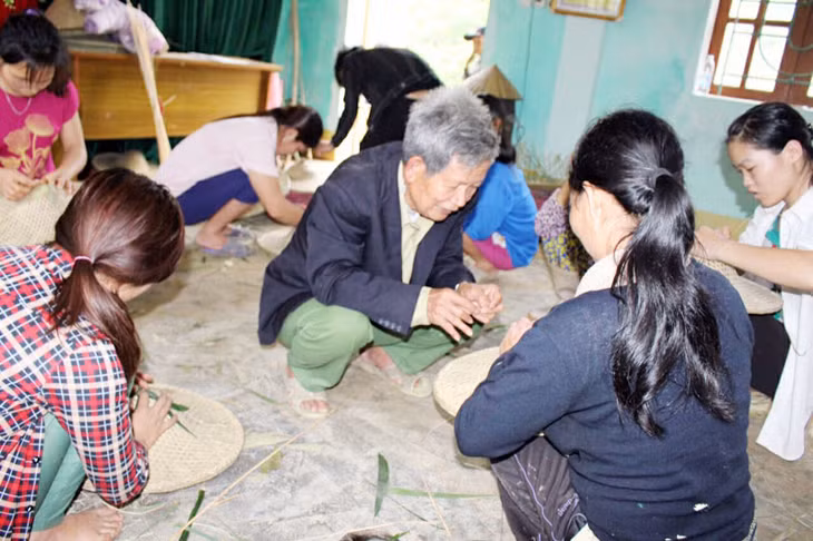 Lớp đào tạo nghề làm nón đại hiệp tại xã Đầm Hà