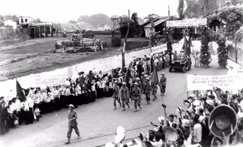 Bộ đội ta vào tiếp quản TX Hòn Gai tháng 4/1955, trong sự chào đón tưng bừng của người dân. Ảnh tư liệu Bảo tàng Quảng Ninh.