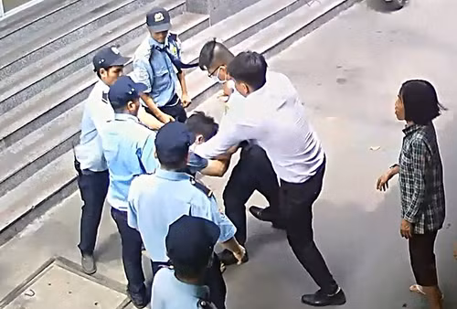 5 bảo vệ ẩu đả với ông Hưng. Ảnh: Cắt từ camera.