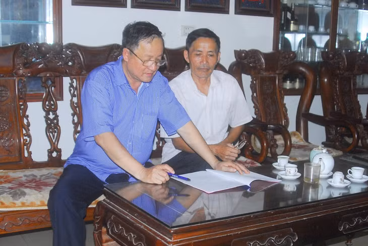Cán bộ khu phố Rặng Thông (phường Quảng Yên, TX Quảng Yên) hướng dẫn người dân thực hiện tốt Quy ước của khu phố.