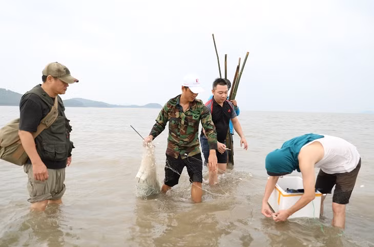 Đoàn khảo sát tham gia trải nghiệm đánh bắt cá cùng ngư dân địa phương