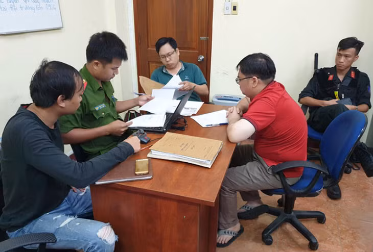 Cảnh sát lấy lời khai của người liên quan. Ảnh: Bộ Công an