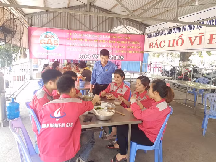 CNLĐ của Xuân Nghiêm được hỗ trợ ăn cơm trưa và được đảm bảo các chế độ chính sách. 