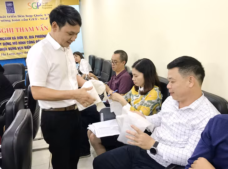 Đại diện các đơn vị thử nghiệm sản phẩm túi ni-long thân thiện môi trường.