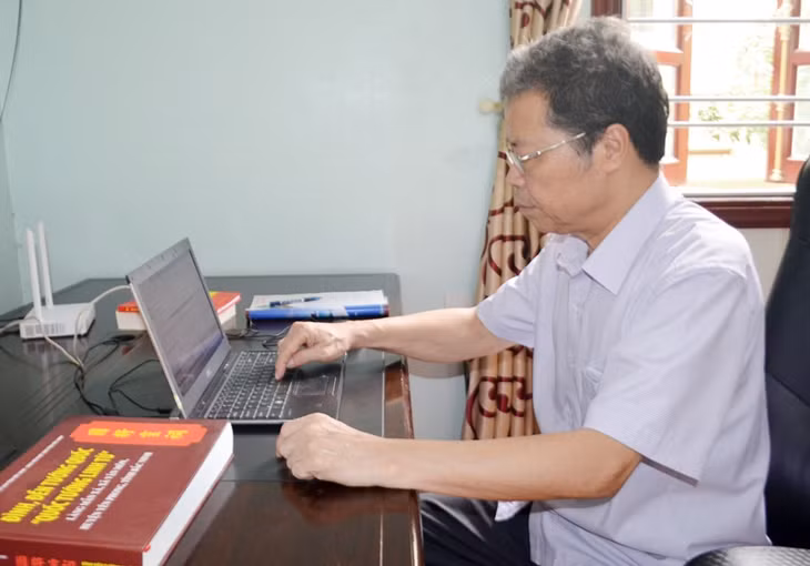 CCB Trần Trọng Quý nghiên cứu tài liệu soạn bài giảng phục vụ cho các buổi nói chuyện, tọa đàm, nói chuyện nhân chứng lịch sử cho thế hệ trẻ.