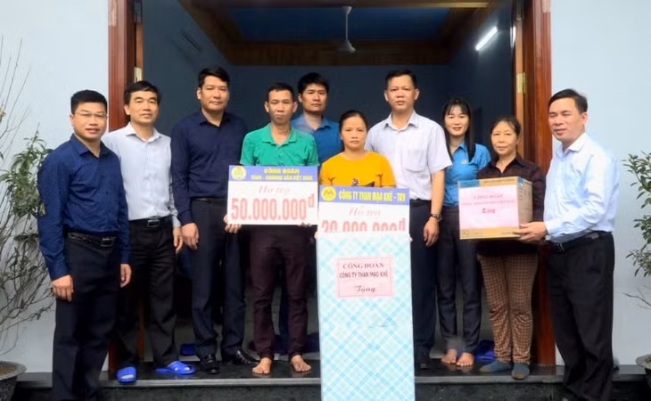 Công đoàn TKV trao hỗ trợ 