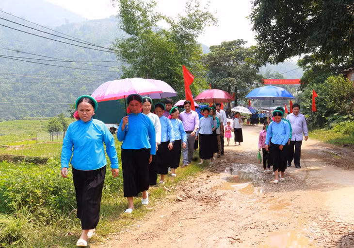 Chị em phụ nữ Sán Chỉ xúng xính váy áo về dự hội.