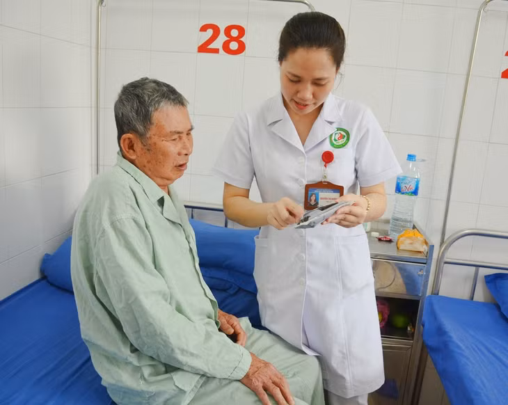 Người bệnh được bác sĩ hướng dẫn cách uống thuốc Đông y đúng cách.